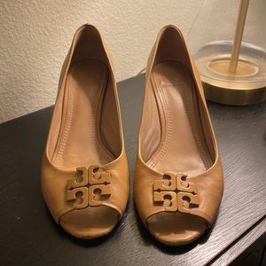 Tory Burch
Blond Lowell Peep-toe Pump Tb Logo Wedges
Size: US 8